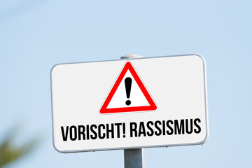 Ein Schild warnt vor dem Rassismus