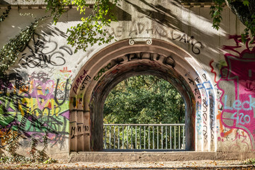 Steinerner Torbogen mit Graffiti