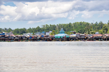 Fototapeta na wymiar water village along a river in borneo island