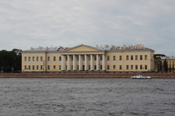 Fototapeta na wymiar palace of fine arts in Saints-Petersburg