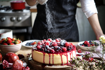 Idée de recette de photographie culinaire de gâteau au fromage aux baies fraîches
