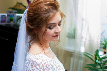 The bride gathers for a house wedding, a beautiful make-up, the fop