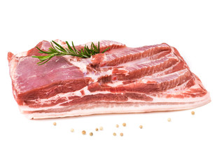 Morceau de poitrine de porc fraiche crue sur fond blanc