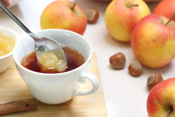Jesienna herbata z konfiturą jabłkową.