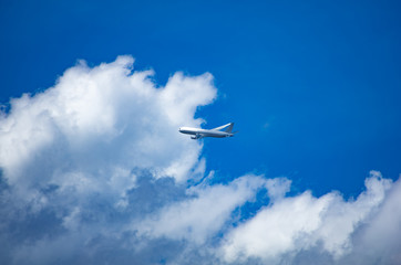 離陸直後、上昇旋回するジェット旅客機