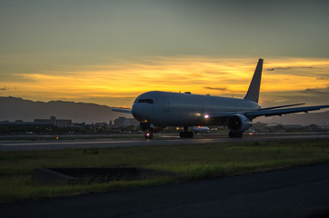 夕暮れのジェット旅客機