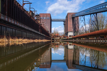 Spiegelung einer Kokerei im Wasser