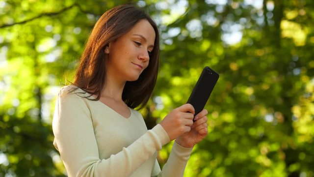 Woman reading from sreen in smartphone