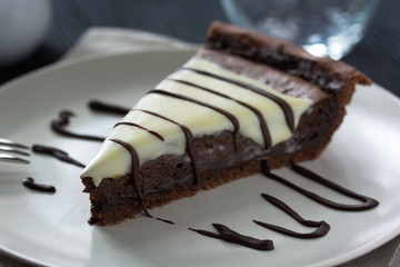 fetta di torta mocaccina di knam fatta in casa, con cioccolato bianco, caffè e cacao
