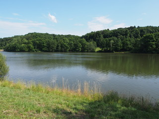 Fototapeta na wymiar Ohmbachsee - Stausee des Ohmbachs auf der Gemarkung der pfälzischen Verbandsgemeinde Oberes Glantal 