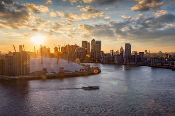 Blick über die Themse auf die Skyline von London: von Canary Wharf bis zur City bei Sonnenuntergang