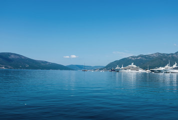 Obraz premium Boat anchored in a bay Sailing ships yachts at opened sea A large luxury private motor yacht under way on sea with bow wave