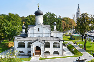 Москва. Церковь зачатия Анны, начало 16 века. Исторический район Зарядье летом. Россия