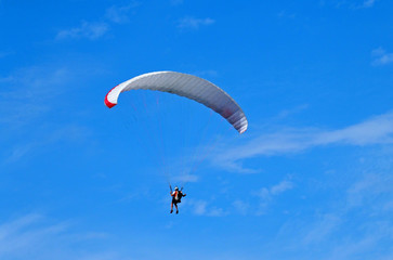 Paraglider am Himmel