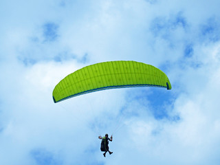 Paraglider mit grünem Schirm
