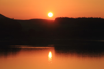 sunset over derwent reservoir . 