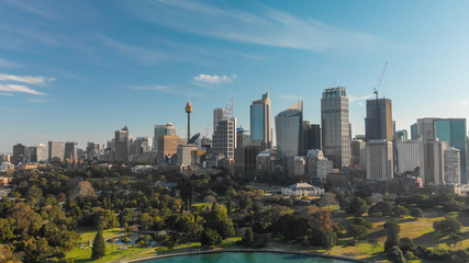 Obraz premium SYDNEY, AUSTRALIA - AUGUST 20, 2018: Aerial panoramic view of city harbour. Sydney attracts 20 million tourists annually