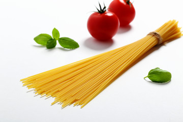 pasta grezza Italiana spaghetti su sfondo bianco