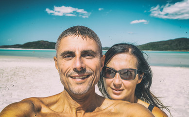 Obraz premium Happy couple in the 40s during a ocean holiday. Travel concept