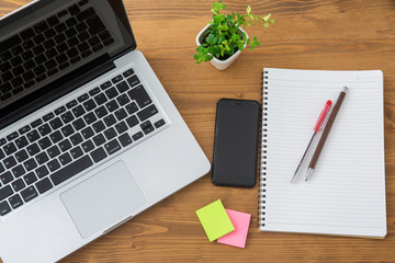 テーブルと筆記用具