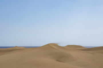 Fototapeta na wymiar Dunes of maspalomas, on a hot day