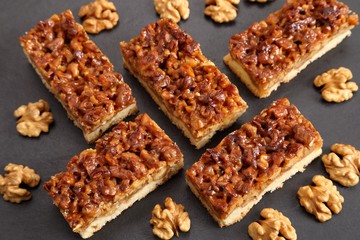 Cake with walnuts.