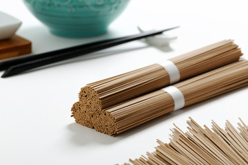 pasta grezza Asiatica su sfondo bianco