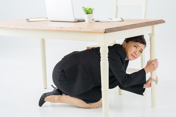避難する女性