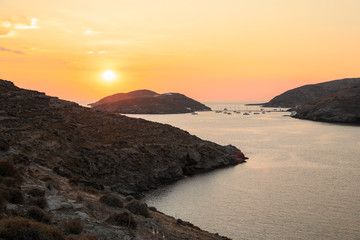 Obraz premium Piękny zachód słońca na wyspie Kythnos z podwójną zatoką Kolona, Cyklady, Grecja.