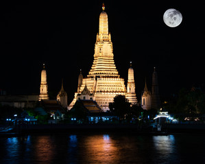 Fototapeta premium Wat Arun Buddhist Temple in Bangkok at night with moon