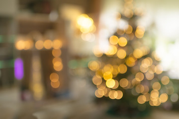 Hintergrund unscharfes Wohnzimmer mit beleuchtetem Weihnachtsbau