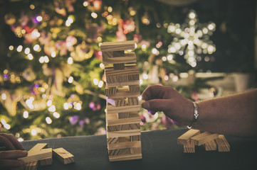 Weihnachtszeit – die Familie spielt zusammen Gesellschaftsspiel