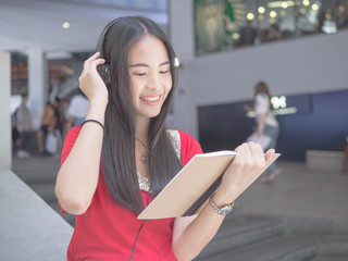 Young Asian female student with notebooks in her hands.A portrait of an Asian college student.education and learning concept.