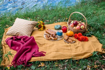  Mand met Voedsel Bakkerij Herfst Picknick Tijd Rust Achtergrond © milenie