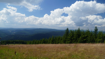 Letni krajobraz górski. Miejsce, to wierzchołek góry Certova Hora koło Harachova w Czechach.