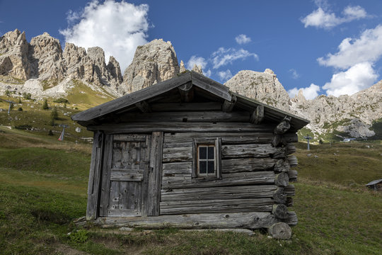 Alte Holzh&uuml;tte vor den Cirspitzen in den Dolomiten