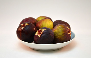 figs on a plate 