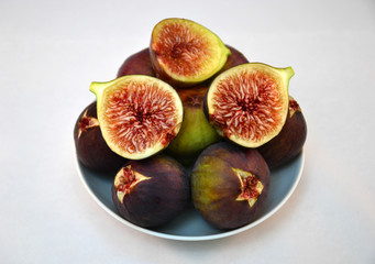 figs on a plate 