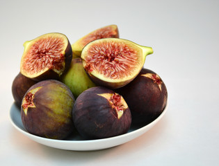 figs on a plate 