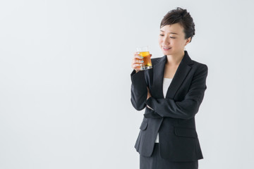 ビールを飲む女性