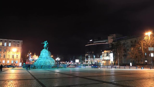 Monument to Bohdan Khmelnytsky in Kiev timelapse 