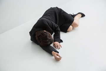 倒れる女性
