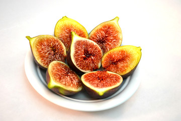 figs on a plate 
