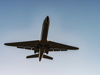 The airliner approaches the evening.