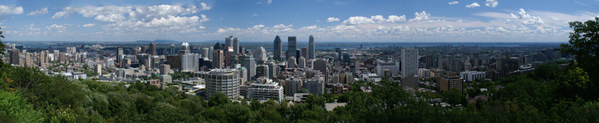 Fototapeta premium Panoramablick auf Montreal mit weiß-blauem Himmel