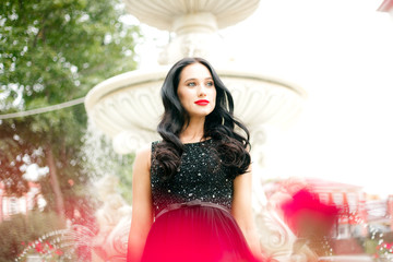 Naklejka premium girl near the fountains