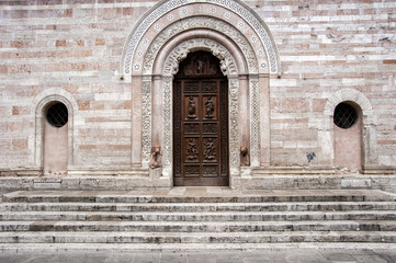 Fototapeta na wymiar entrance to the cathedral-foligno