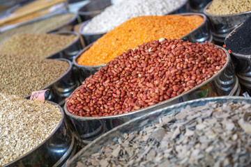 Verschiedene Gewürze, Samen und Körner auf einem Basar