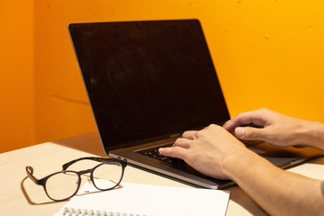 リモートワークをする手元