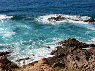 Blick von der Steilküste auf das tiefblaue Meer